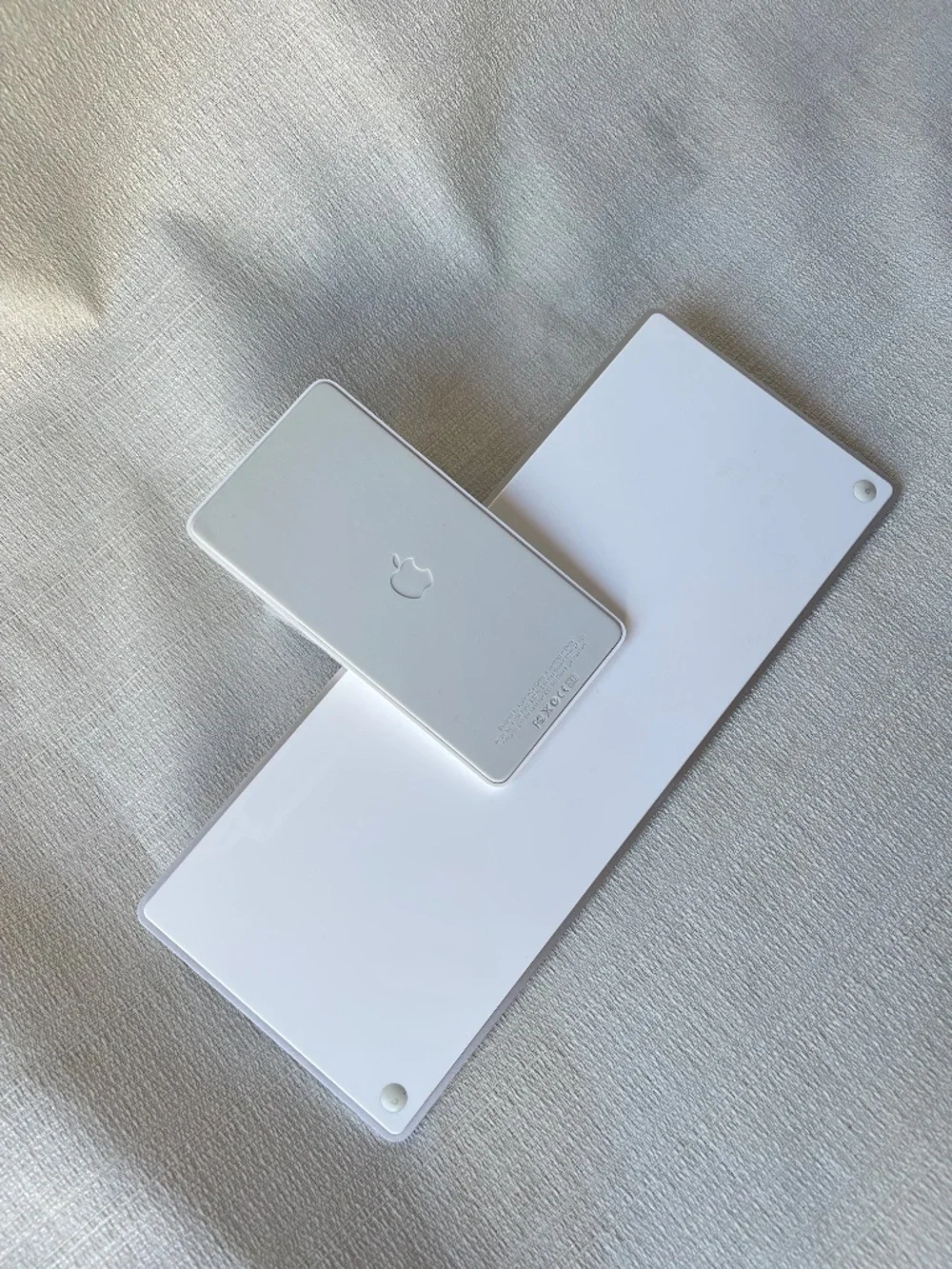 Apple Wireless Bluetooth Keyboard in White and Silver